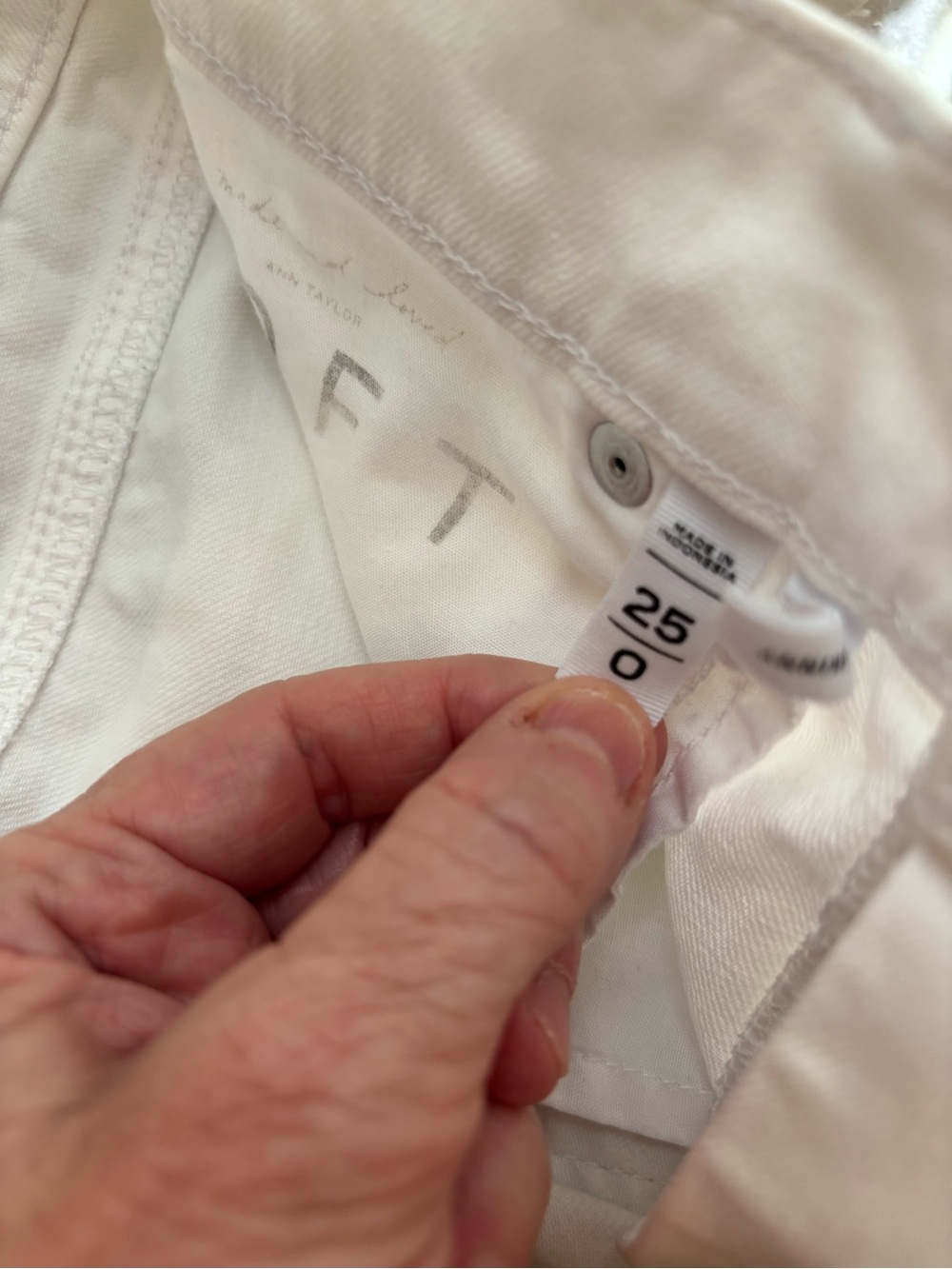Loft white jeans 25/0